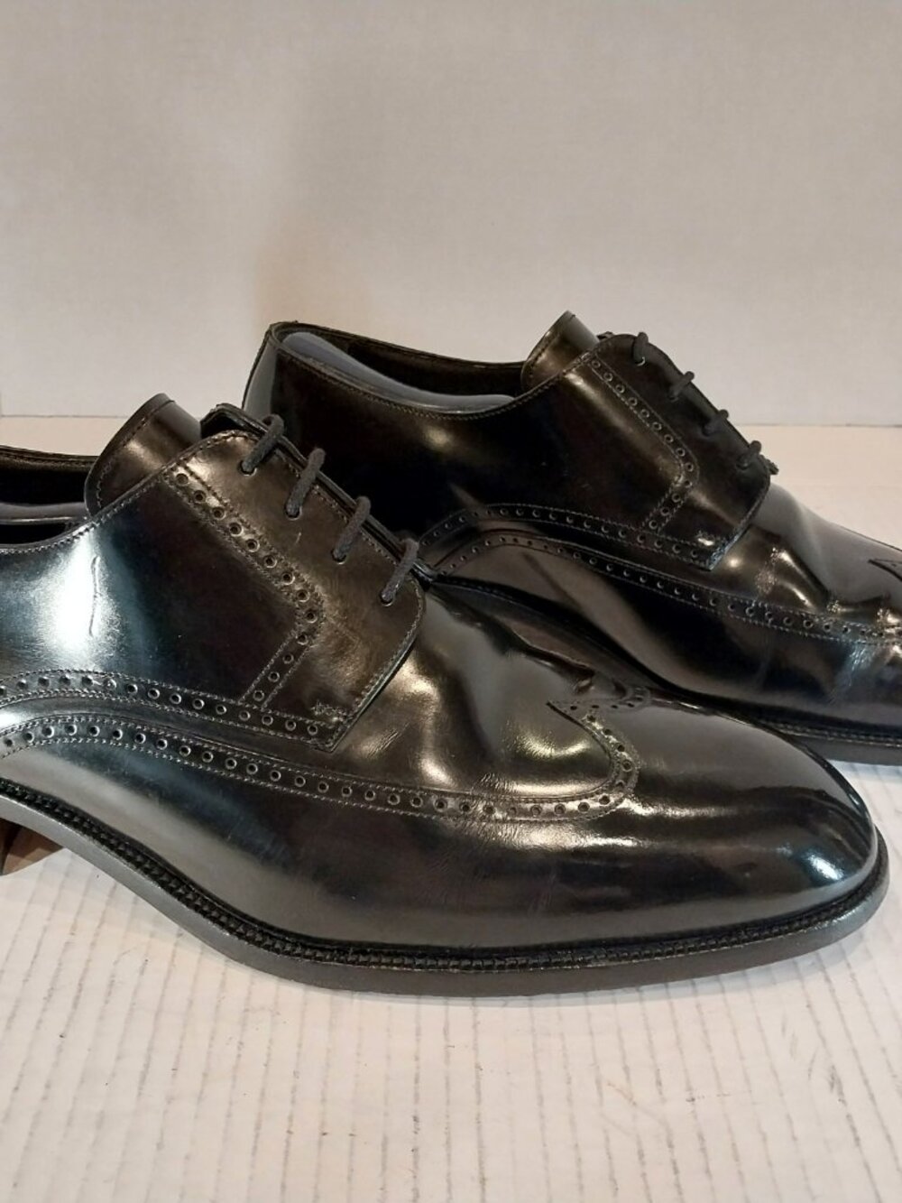 BALLY men's (SAVE $700) size 10.5 EEE black Derby.